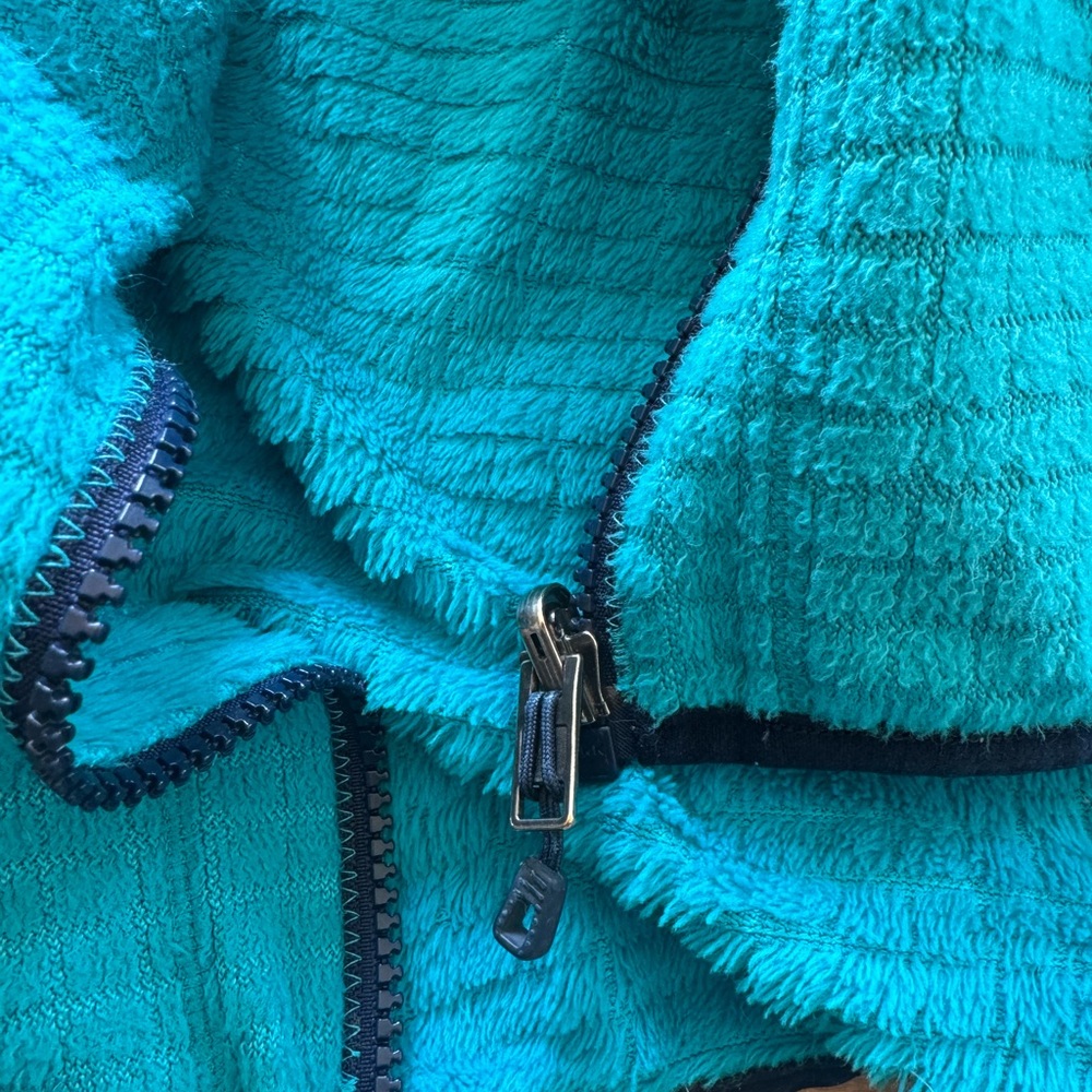 Patagonia Teal Hooded Fleece with Navy Chest Pocket - Picture 3 of 3